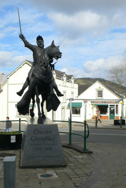 Owain Glyndwr statue at Corwen 